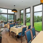 Ada's Buka Auf Dem Felsberg Lodge
