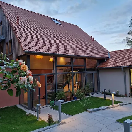 Ada's Buka Auf Dem Felsberg Lodge *